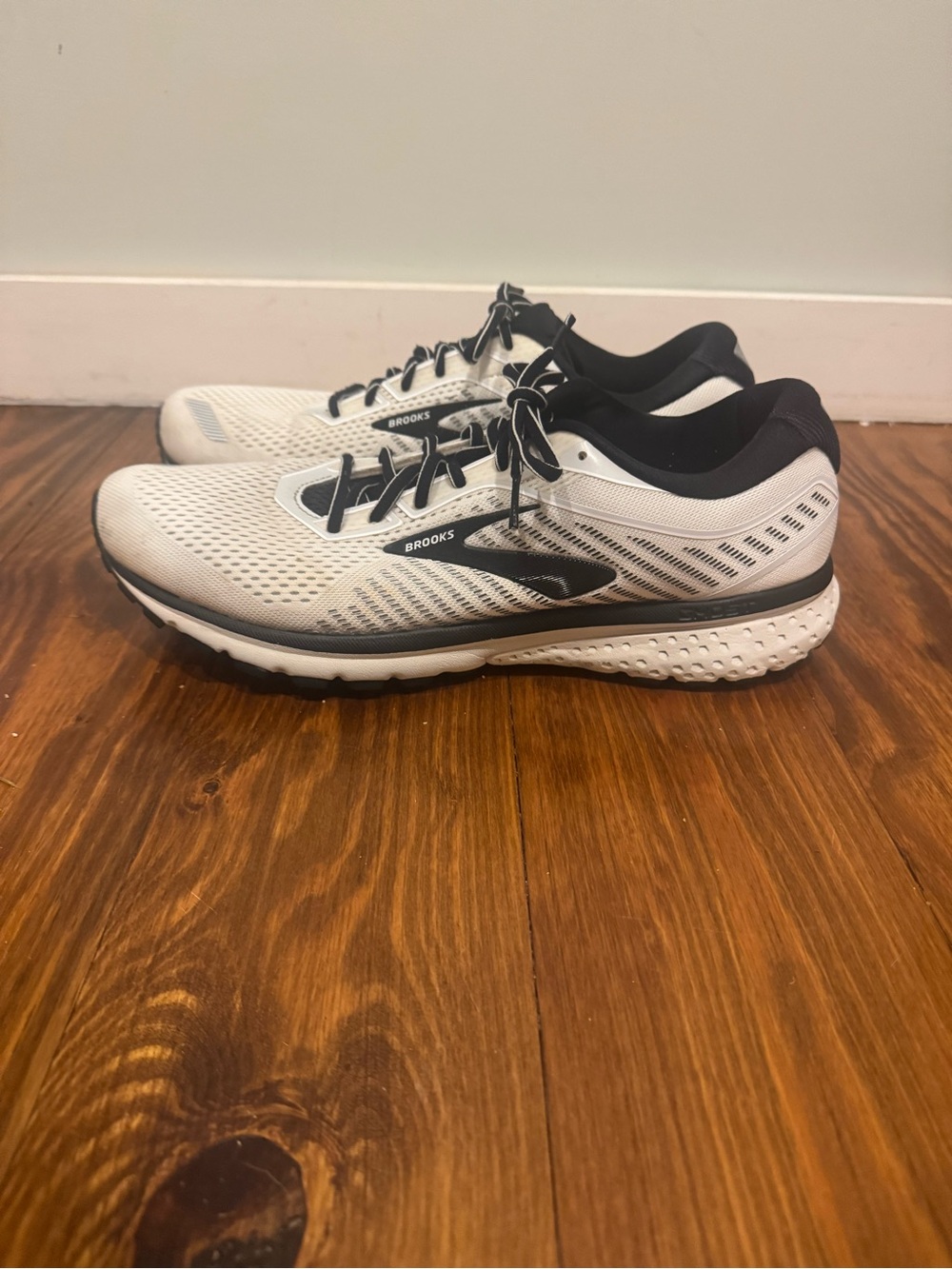 Brooks Men's White and Black Mesh Running Sneakers